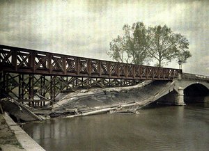 Puente destruido sobre el Aisne, reconstruido por ingenieros, Francia, 1917 de Fernand Cuville